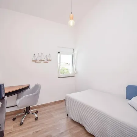 3 Bedroom Top Floor Flat In Appartamento