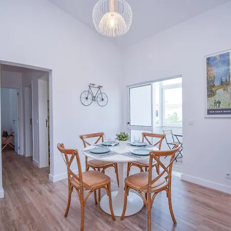 3 Bedroom Top Floor Flat In Appartamento